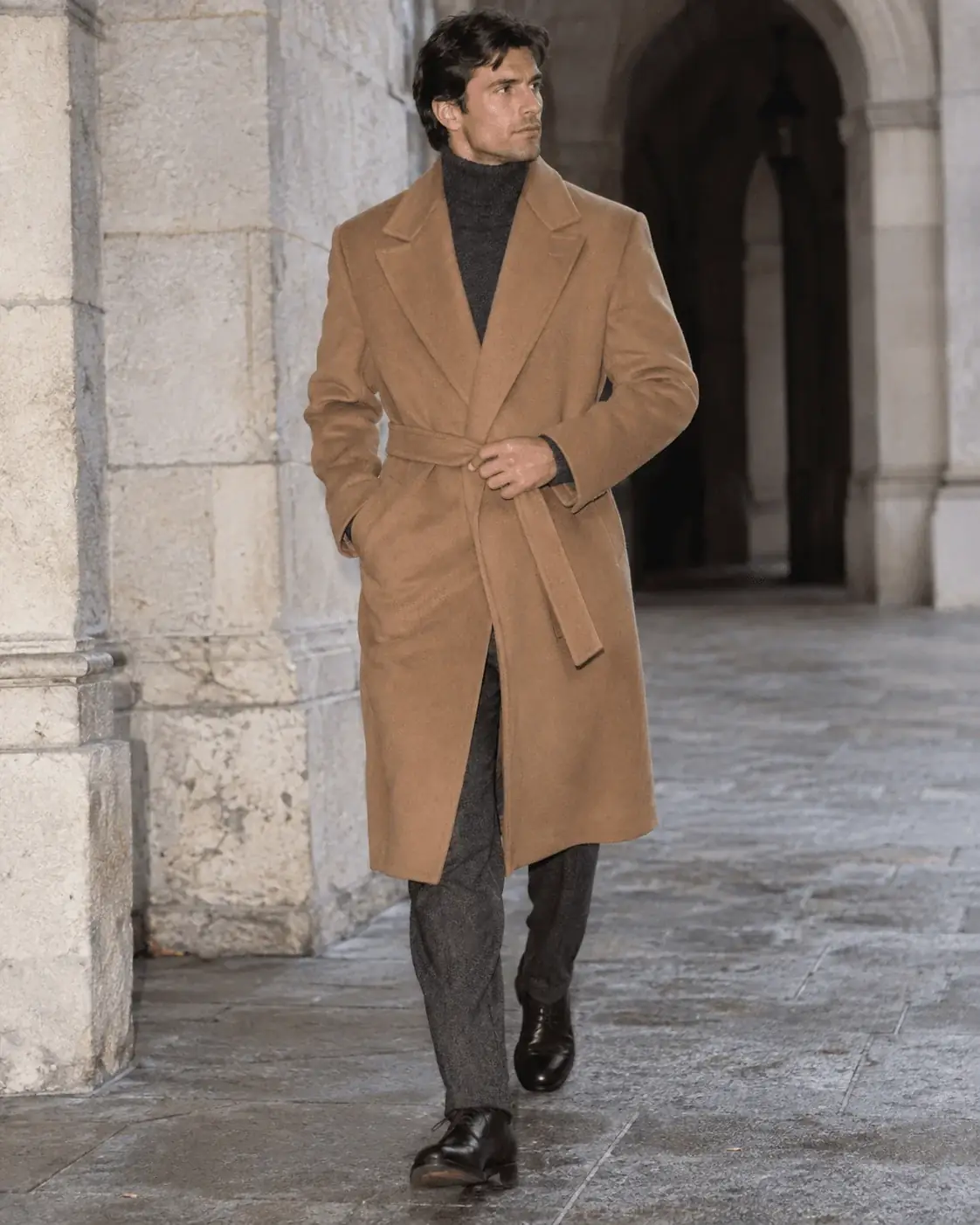 Abrigo largo camel de invierno para hombre con jersey de cuello alto